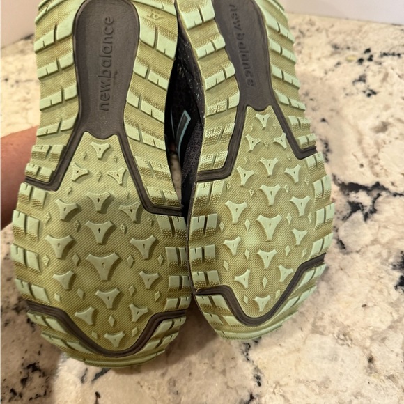 New Balance Women's wt690 Trail Running Sneaker - Picture 4 of 6